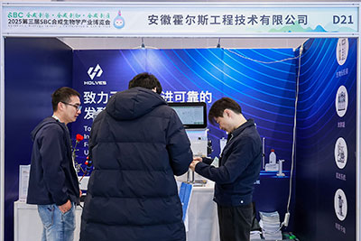 霍爾斯團隊與客戶交流 霍爾斯團隊與客戶交流