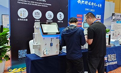 霍爾斯團(tuán)隊(duì)與客戶交流 霍爾斯團(tuán)隊(duì)與客戶交流